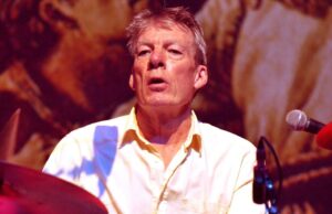 Andrew Ranken, baterista dos Pogues, morre aos 72 anos Andrew Ranken, baterista dos Pogues, morre aos 72 anos