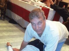 Andrew é expulso do Royal Lodge ‘sob o manto da escuridão’ após a última divulgação dos arquivos de Epstein – enquanto a polícia investiga ‘vítima sendo enviada para o Reino Unido para fazer sexo com o então príncipe’ Andrew Mountbatten-Windsor agachou-se sobre uma mulher não identificada que foi divulgada na última divulgação de arquivos ligados a Jeffrey Epstein