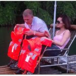 Na foto: Andrew curtindo um passeio em uma jangada de bambu enquanto estava na China em uma foto divulgada nos Arquivos Epstein