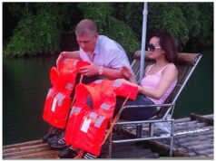 Andrew vazou segredos e conheceu a modelo chinesa em um jantar secreto enquanto Epstein se gabava de ‘Eu tenho o Reino Unido costurado’: dossiê condenatório significa que DEVE haver uma investigação Na foto: Andrew curtindo um passeio em uma jangada de bambu enquanto estava na China em uma foto divulgada nos Arquivos Epstein