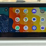 Widget da barra de tarefas do Android Auto mostrando uma faixa de áudio em reprodução