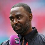 Paul Scholes, Ryan Giggs, Peter Schmeichel e Andy Cole comemoram o sucesso do troféu