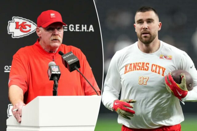 Travis Kelce segurando uma bola de futebol, vestindo uma camisa branca de mangas compridas do Kansas City Chiefs com o número 87.