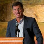 Angus Taylor deixa o ministério paralelo, desafio de liderança iminente