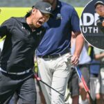 Anthony Kim levanta o punho depois de fazer um birdie para assumir a liderança na rodada final do torneio LIV Golf Adelaide em 15 de fevereiro de 2026.