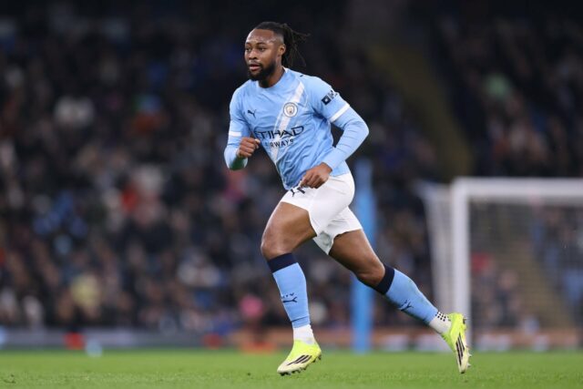 Elliot Anderson, Carlos Baleba e Yan Diomande na gráfica.