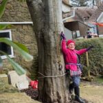 Apesar de cinco arboristas estarem no local, a Sra. Rogers permaneceu amarrada à árvore por duas horas e meia