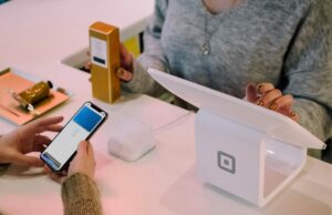 Apple Pay definido para a maior expansão de todos os tempos, provavelmente impulsionando as vendas do iPhone Apple Pay definido para a maior expansão de todos os tempos | A foto mostra uma transação do Apple Pay em um terminal iPad