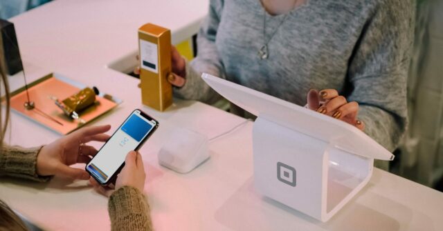 Apple Pay definido para a maior expansão de todos os tempos | A foto mostra uma transação do Apple Pay em um terminal iPad