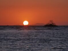 Aproveitando o nascer do sol de Anak Krakatau na praia perto de Jacarta, uma alternativa de cura não muito longe da capital Aproveitando o nascer do sol de Anak Krakatau na praia perto de Jacarta, uma alternativa de cura não muito longe da capital