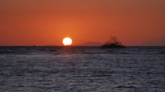 Aproveitando o nascer do sol de Anak Krakatau na praia perto de Jacarta, uma alternativa de cura não muito longe da capital
