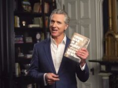 Aqui está o que Gavin Newsom não quer que você saiba sobre ele Gavin Newsom segurando seu livro,