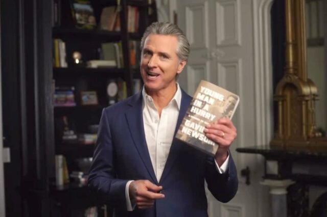 Aqui está o que Gavin Newsom não quer que você Gavin Newsom segurando seu livro,