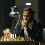 Arjun Erigaisi vence Magnus Carlsen no Campeonato Mundial de Xadrez Freestyle, mas não consegue se classificar para as semifinais