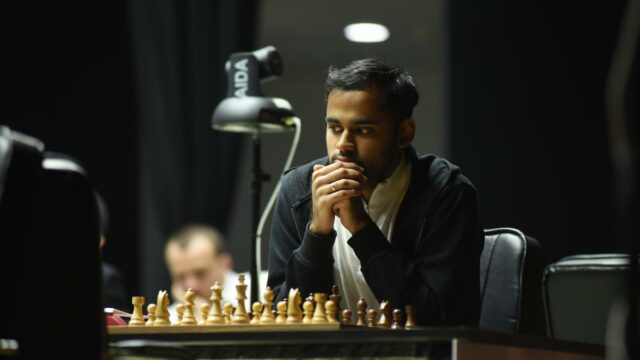 Arjun Erigaisi vence Magnus Carlsen no Campeonato Mundial de Xadrez Freestyle, mas não consegue se classificar para as semifinais
