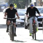 Arnold e Patrick Schwarzenegger foram vistos passeando de bicicleta entre pai e filho nas ruas de Los Angeles