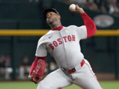 Aroldis Chapman negou chance de jogar pela Grã-Bretanha no WBC por causa de ‘requisitos de linhagem’ Um arremessador do Boston Red Sox com uniforme vermelho e cinza lança um arremesso.