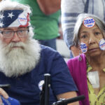 Apoiadores ouvem comentários do candidato presidencial republicano e ex-presidente Donald Trump em um comício de campanha no sábado, 16 de março de 2024, em Vandalia, Ohio. (Foto AP/Jeff Dean)