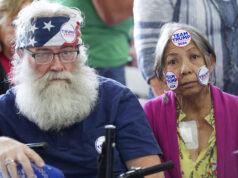 Arrependimento dos eleitores de Trump atinge novo máximo Apoiadores ouvem comentários do candidato presidencial republicano e ex-presidente Donald Trump em um comício de campanha no sábado, 16 de março de 2024, em Vandalia, Ohio. (Foto AP/Jeff Dean)