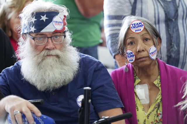 Apoiadores ouvem comentários do candidato presidencial republicano e ex-presidente Donald Trump em um comício de campanha no sábado, 16 de março de 2024, em Vandalia, Ohio. (Foto AP/Jeff Dean)