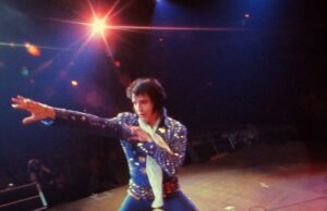 Arrogância, suor e flerte giram em ‘EPiC: Elvis Presley in Concert’, uma homenagem a um artista e pouco mais Arrogância, suor e flerte giram em 'EPiC: Elvis Presley in Concert', uma homenagem a um artista e pouco mais