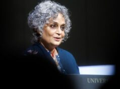 Arundhati Roy ‘chocado’ com os comentários do júri em Gaza, abandona o festival de cinema de Berlim Arundhati Roy 'chocado' com os comentários do júri em Gaza, abandona o festival de cinema de Berlim