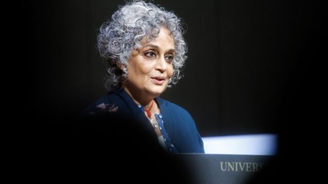 Arundhati Roy 'chocado' com os comentários do júri em Gaza, abandona o festival de cinema de Berlim
