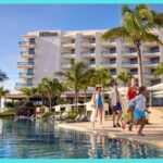 Vista aérea do hotel Hilton Waikoloa Village à beira-mar.