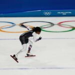 Trabalhadores dirigem um carrinho de golfe do lado de fora de um complexo próximo ao Estádio San Siro durante os ensaios para a cerimônia de abertura dos Jogos Olímpicos de Inverno de Milão Cortina 2026