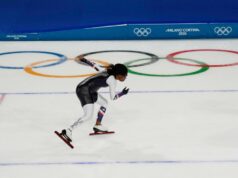 As Olimpíadas de Milão Cortina começarão com uma cerimônia de abertura de quatro locais e dois caldeirões Trabalhadores dirigem um carrinho de golfe do lado de fora de um complexo próximo ao Estádio San Siro durante os ensaios para a cerimônia de abertura dos Jogos Olímpicos de Inverno de Milão Cortina 2026