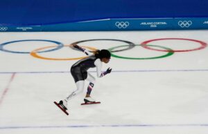 As Olimpíadas de Milão Cortina começarão com uma cerimônia de abertura de quatro locais e dois caldeirões Trabalhadores dirigem um carrinho de golfe do lado de fora de um complexo próximo ao Estádio San Siro durante os ensaios para a cerimônia de abertura dos Jogos Olímpicos de Inverno de Milão Cortina 2026