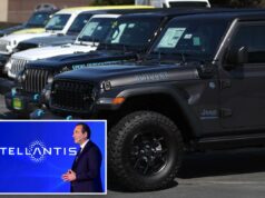 As ações da Stellantis despencam 25% enquanto a gigante automobilística recebe US$ 26,5 bilhões pela retirada de veículos elétricos O CEO da Stellantis, Antonio Filosa, fala em um evento.