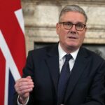 O primeiro-ministro Sir Keir Starmer dá as boas-vindas ao presidente ucraniano Volodymyr Zelensky (Jonathan Brady/PA) (PA Wire)