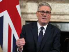 As alegações de ‘bomba suja’ do regime de Putin contra o Reino Unido e a França sobre a guerra na Ucrânia são falsas, diz No10 O primeiro-ministro Sir Keir Starmer dá as boas-vindas ao presidente ucraniano Volodymyr Zelensky (Jonathan Brady/PA) (PA Wire)