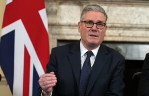 As alegações de ‘bomba suja’ do regime de Putin contra o Reino Unido e a França sobre a guerra na Ucrânia são falsas, diz No10 O primeiro-ministro Sir Keir Starmer dá as boas-vindas ao presidente ucraniano Volodymyr Zelensky (Jonathan Brady/PA) (PA Wire)