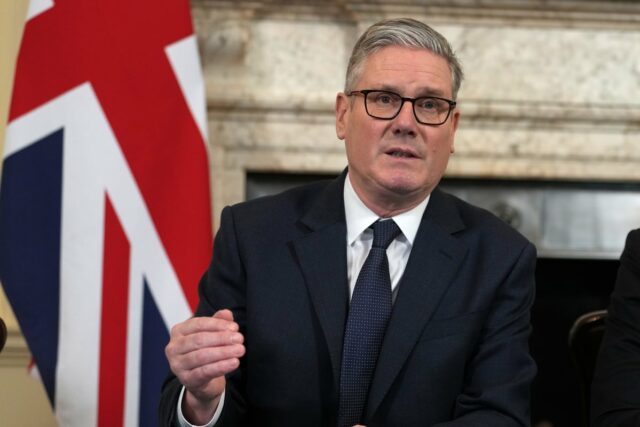 O primeiro-ministro Sir Keir Starmer dá as boas-vindas ao presidente ucraniano Volodymyr Zelensky (Jonathan Brady/PA) (PA Wire)