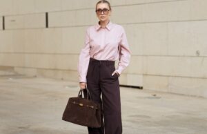 As calças largas mais lisonjeiras para todos os formatos – a partir de US$ 20 PARIS, FRANÇA - 12 DE JANEIRO: Maria Rosaria Rizzo usa longos cabelos castanhos soltos e repartidos ao centro, óculos de sol Saint Laurent com lentes escuras, uma bolsa Pinel et Pinel preta e branca com formato retangular estruturado em couro com logotipo do monograma impresso e alças superiores duplas transportadas à mão, um suéter de malha Marella preto com decote redondo, uma jaqueta Akep cortada em um padrão texturizado preto e branco com lapelas largas e fecho de botão frontal usado sobre os ombros, preto Calça de alfaiataria Balmain com perna reta, sapatilhas de couro preto Salvatore Ferragamo com bico arredondado, detalhe dourado e sola discreta, durante sessão de fotos de moda street style, no dia 12 de janeiro de 2026 em Paris, França. (Foto de Edward Berthelot/Getty Images)