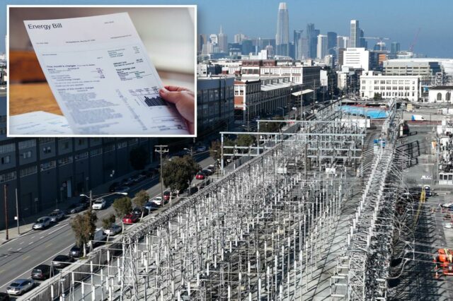 Técnicos em caminhões caçamba realizam manutenção em uma instalação elétrica em meio às ruínas de estruturas à beira-mar após incêndios florestais em Los Angeles.