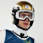 Daniel Tschofenig, da Áustria, em ação durante uma rodada experimental de salto de esqui.