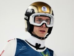 As esperanças de medalha de ouro do atleta olímpico de inverno foram frustradas quando ele foi desclassificado devido ao tamanho de suas botas de esqui Daniel Tschofenig, da Áustria, em ação durante uma rodada experimental de salto de esqui.