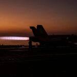 A fumaça sobe no céu depois que explosões foram ouvidas em Manama, Bahrein, em 28 de fevereiro de 2026.