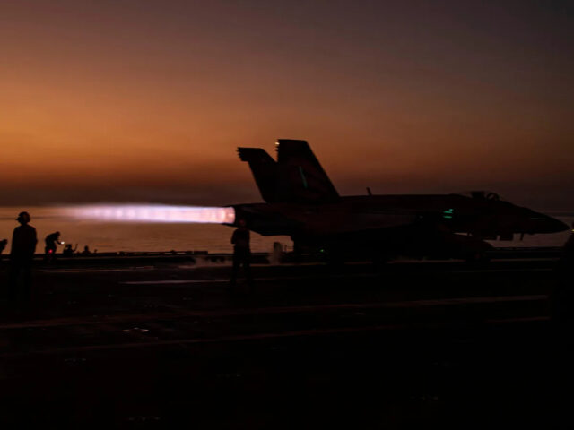 As forças dos EUA estão travando batalhas de defesa aérea, A fumaça sobe no céu depois que explosões foram ouvidas em Manama, Bahrein, em 28 de fevereiro de 2026.