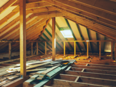 As maneiras mais fáceis (e baratas) de transformar seu sótão em um espaço de armazenamento útil As maneiras mais fáceis (e baratas) de transformar seu sótão em um espaço de armazenamento útil