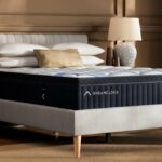 o colchão híbrido dreamcloud premier em um quarto