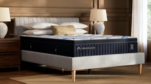 o colchão híbrido dreamcloud premier em um quarto