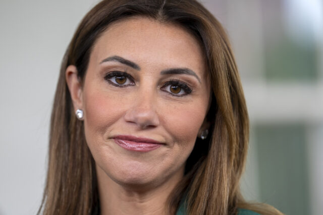 ARQUIVO - Lindsey Halligan, fora da Casa Branca, 20 de agosto de 2025, em Washington. (Foto AP / Jacquelyn Martin, Arquivo)