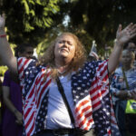 O pastor Doug Wilson posa para um retrato após os cultos dominicais no novo campus da Christ Church e sua Logos School, domingo, 6 de abril de 2025, em Moscou, Idaho. (Foto AP/Lindsey Wasson)