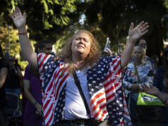As mulheres têm a mesma probabilidade que os homens de defender opiniões nacionalistas cristãs O pastor Doug Wilson posa para um retrato após os cultos dominicais no novo campus da Christ Church e sua Logos School, domingo, 6 de abril de 2025, em Moscou, Idaho. (Foto AP/Lindsey Wasson)