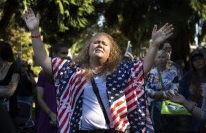 As mulheres têm a mesma probabilidade que os homens de defender opiniões nacionalistas cristãs O pastor Doug Wilson posa para um retrato após os cultos dominicais no novo campus da Christ Church e sua Logos School, domingo, 6 de abril de 2025, em Moscou, Idaho. (Foto AP/Lindsey Wasson)