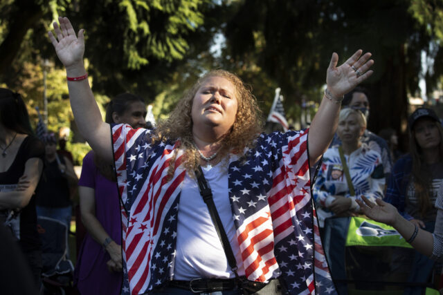 O pastor Doug Wilson posa para um retrato após os cultos dominicais no novo campus da Christ Church e sua Logos School, domingo, 6 de abril de 2025, em Moscou, Idaho. (Foto AP/Lindsey Wasson)